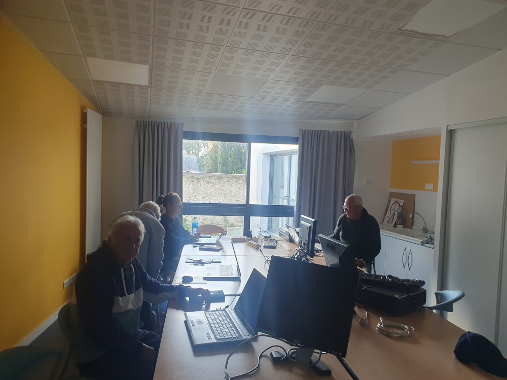 Une partie des participants du point info Linux du 11 octobre 2025