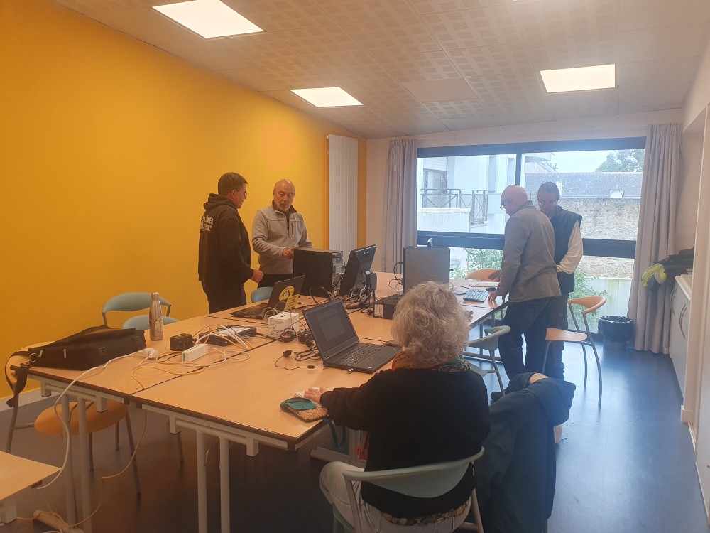 Une partie des participants du point info Linux du 20 septembre 2025