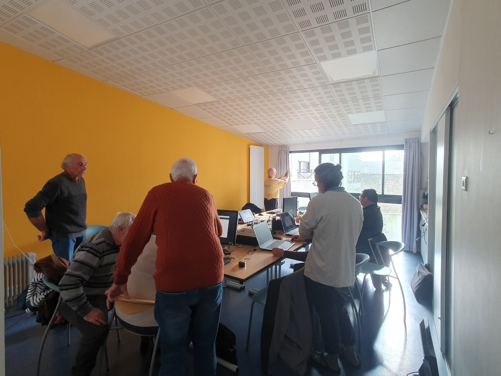 Une partie des participants du point info Linux du 24 octobre 2025