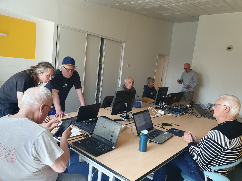 Une partie des participants du point info Linux du 9 mai 2025